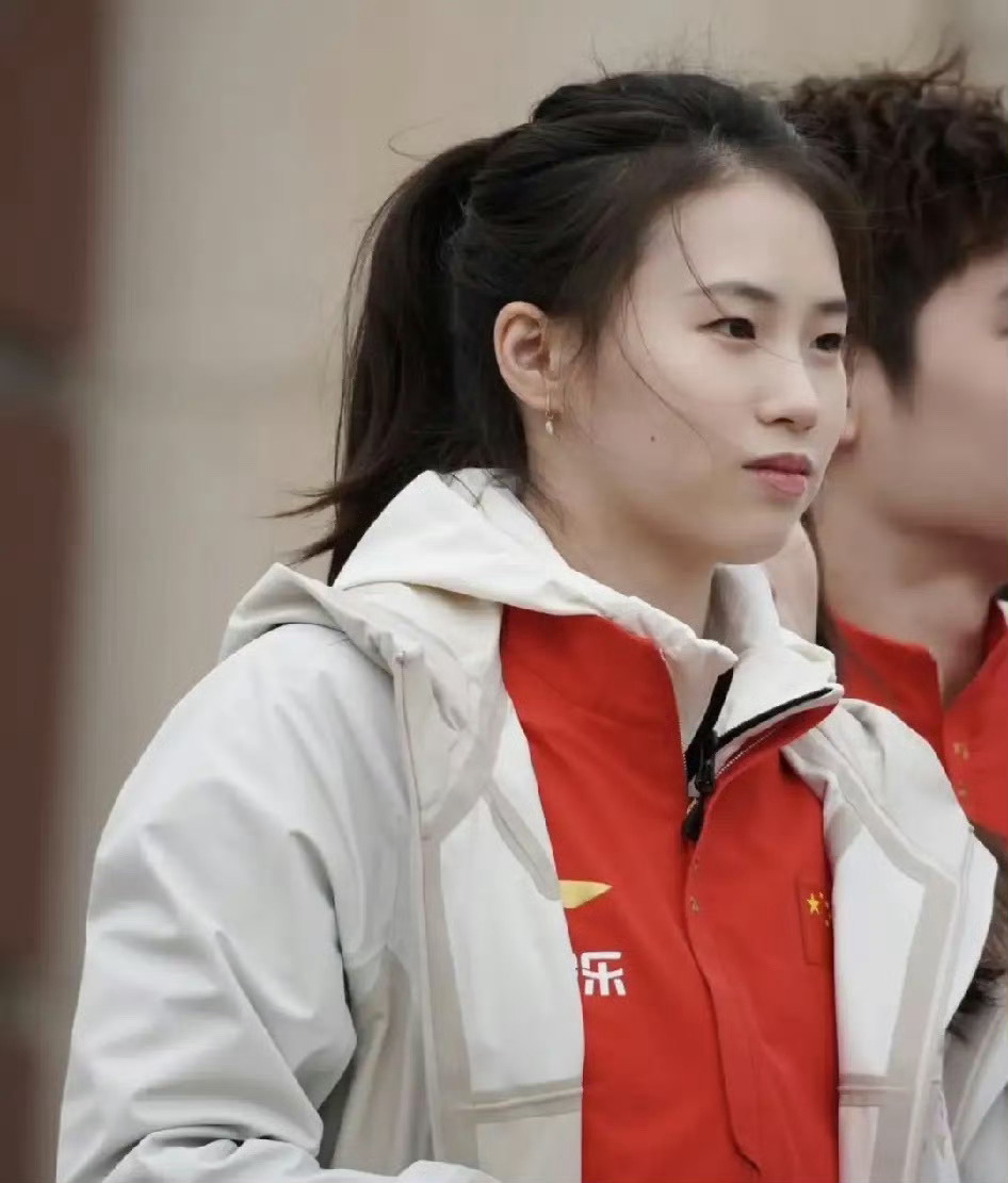 从泳池里的冠军姿态到镜头前的鬼灵精怪，陈芋汐的反差感太戳人。赛场之上的飒爽与私下