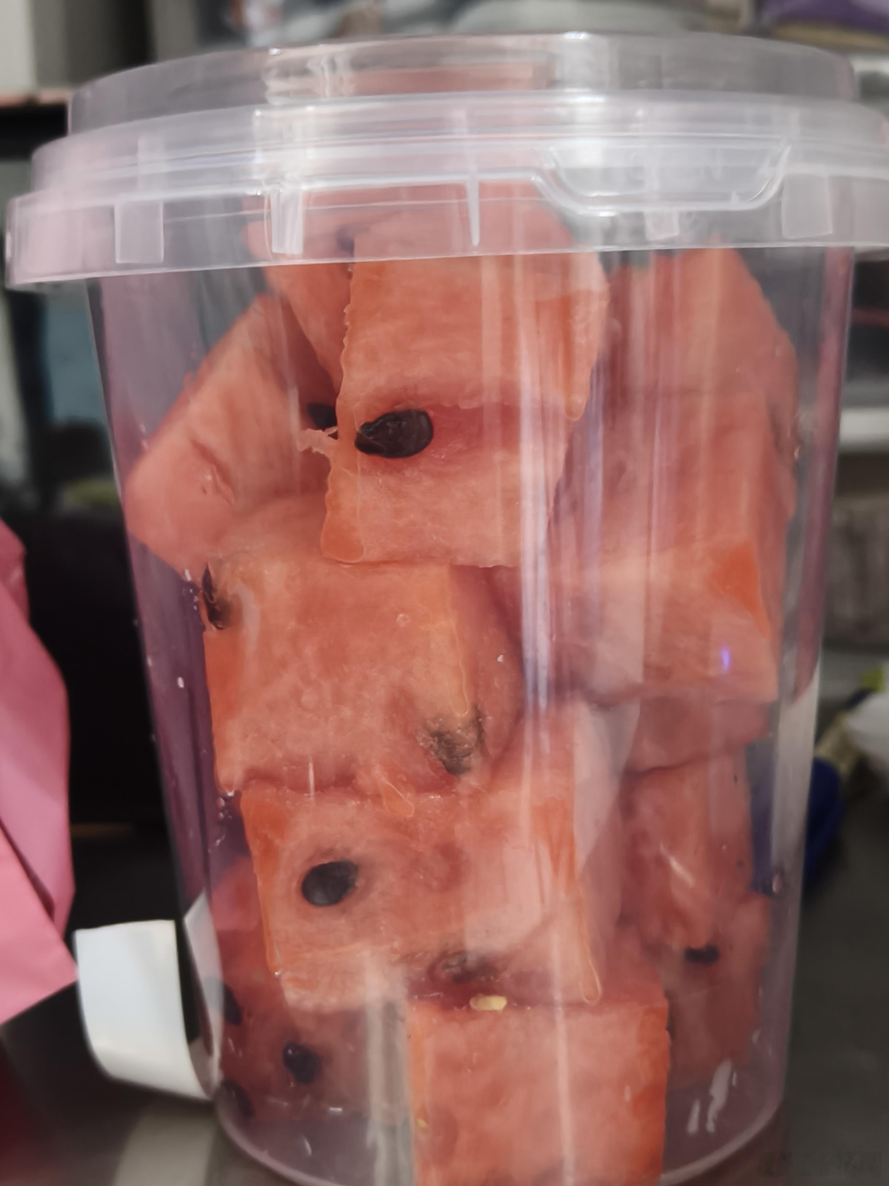 我明明记得我买的是西瓜的奶茶，到了之后发现是一桶西瓜