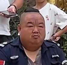 胖哥值回票价了，武汉野生动物园内有趣一幕：猫女扭得俏，胖保安看得痴，最后双双共舞