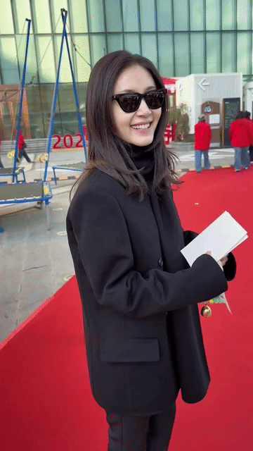 看来王子文是不太满意自己的发量，要不也不会见了发量特别多的粉丝后就成了好奇宝宝，