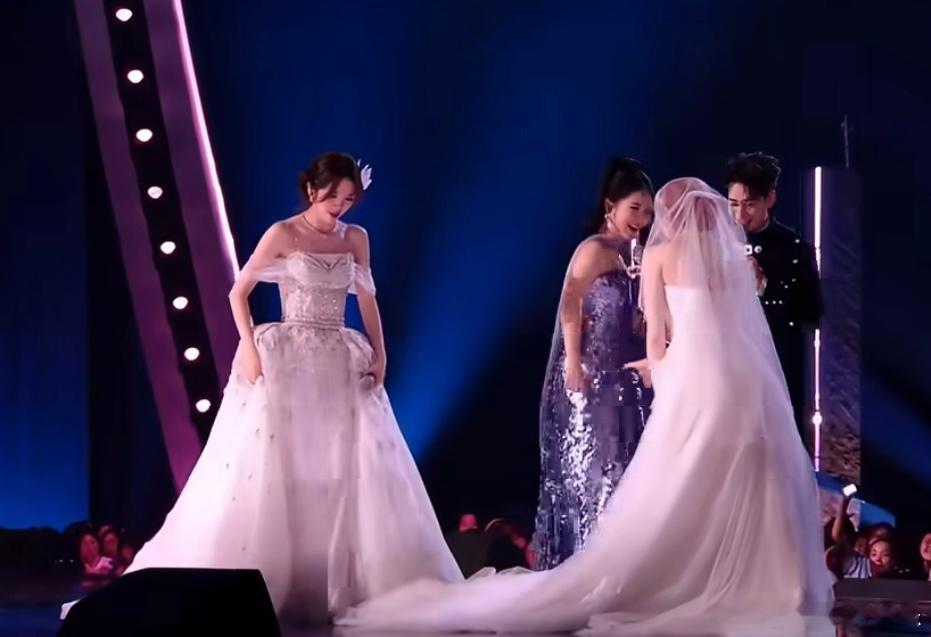 谢娜踩黄灿灿裙子 黄灿灿此前踩谢娜2次裙子，这次娜姐终于报仇踩了黄灿灿裙子，姐姐