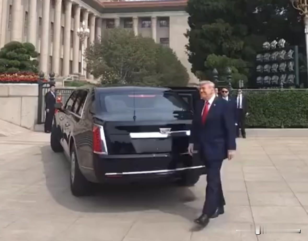 美国总统特朗普访华的欢迎仪式上，发现特朗普的领带居然是中国红。希望中美合作共赢，