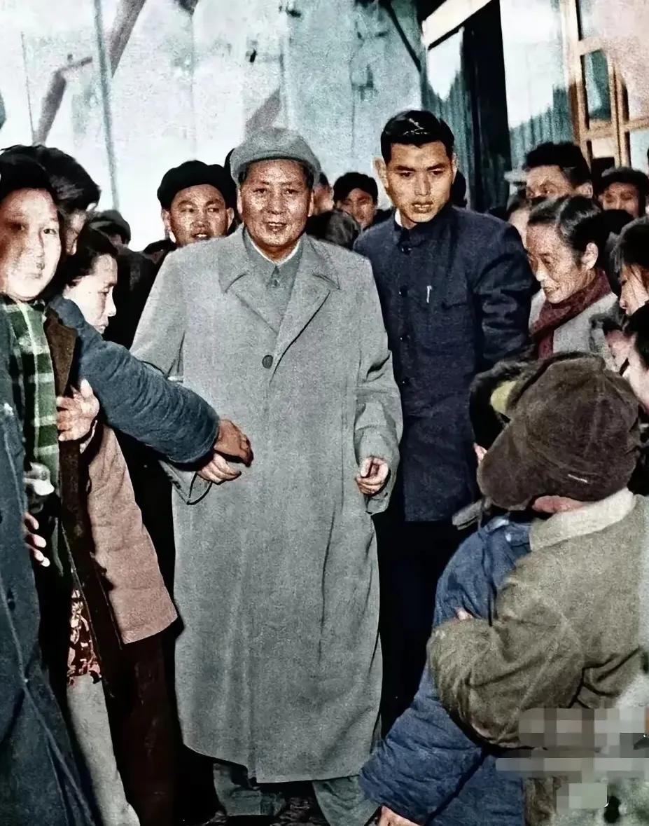 毛主席：“要在政治上不犯错误，那么就要向前看，而不要向后看。”