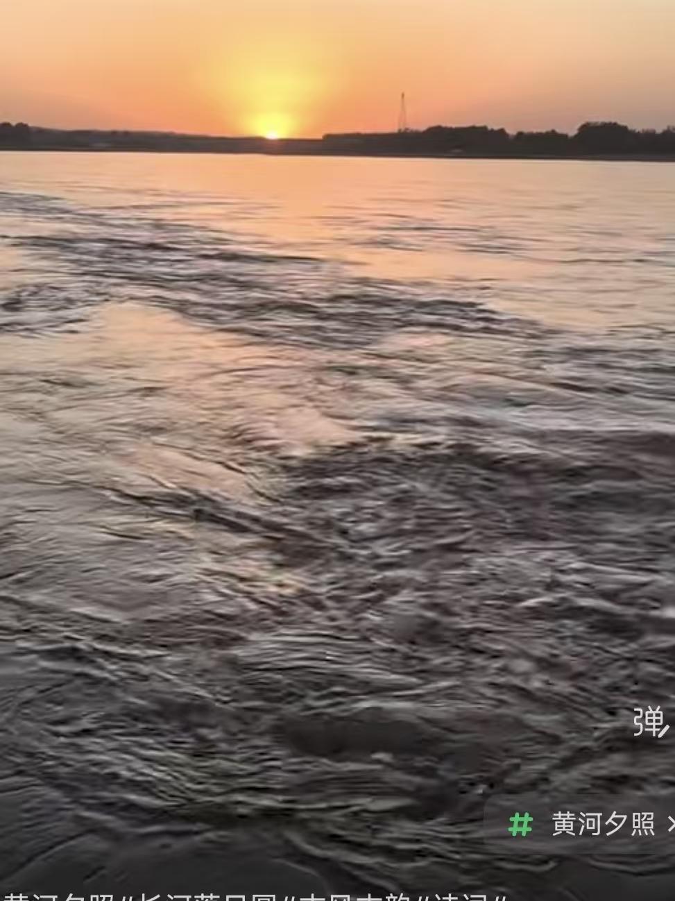 长河落日
霞辉夕照晚风柔，
暮色沉鱼入碧流。
不尽长河东逝水，
孤帆远影载诗愁。