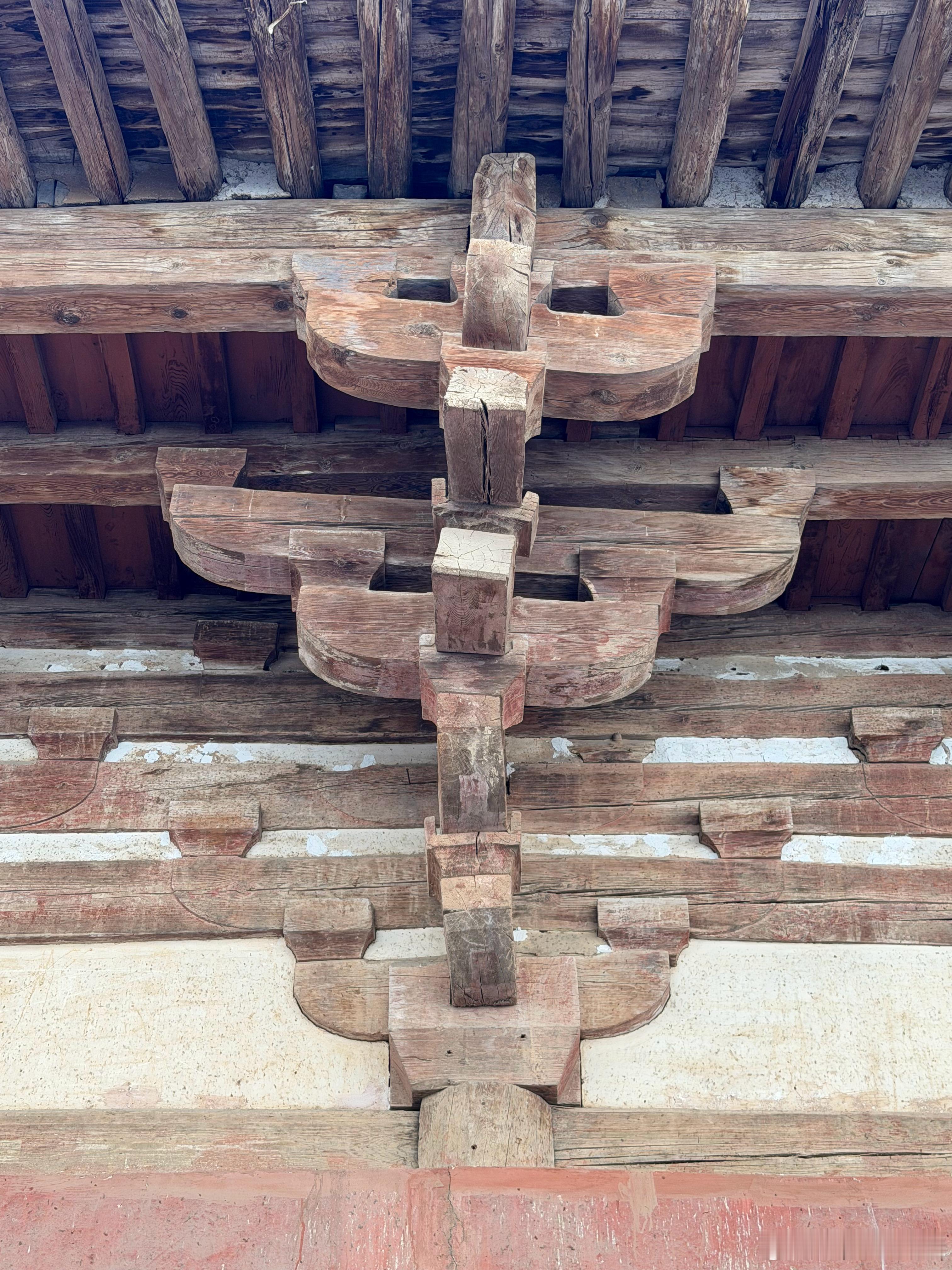 佛光寺东大殿后檐斗栱。华栱，令栱底部的凸字形燕尾内边还很清晰明显 