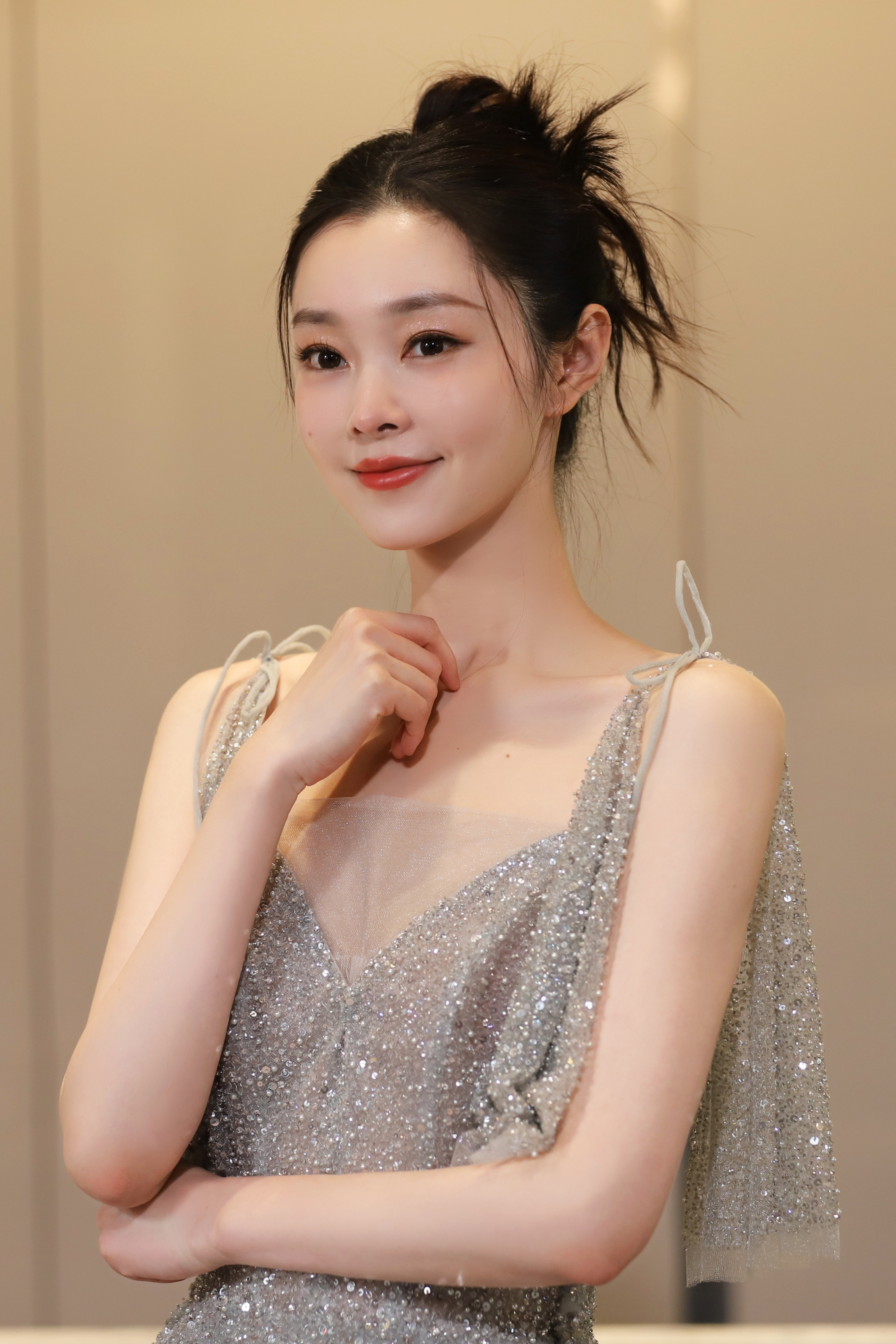 宋轶 明眸回首，笑靥浅浅[送花花]#宋轶[超话]# ​​​