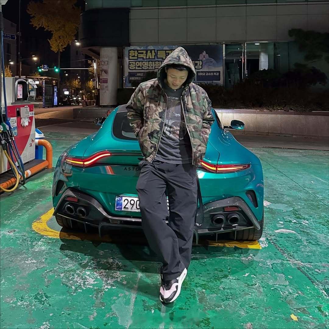 黄喜灿&阿斯顿·马丁。 