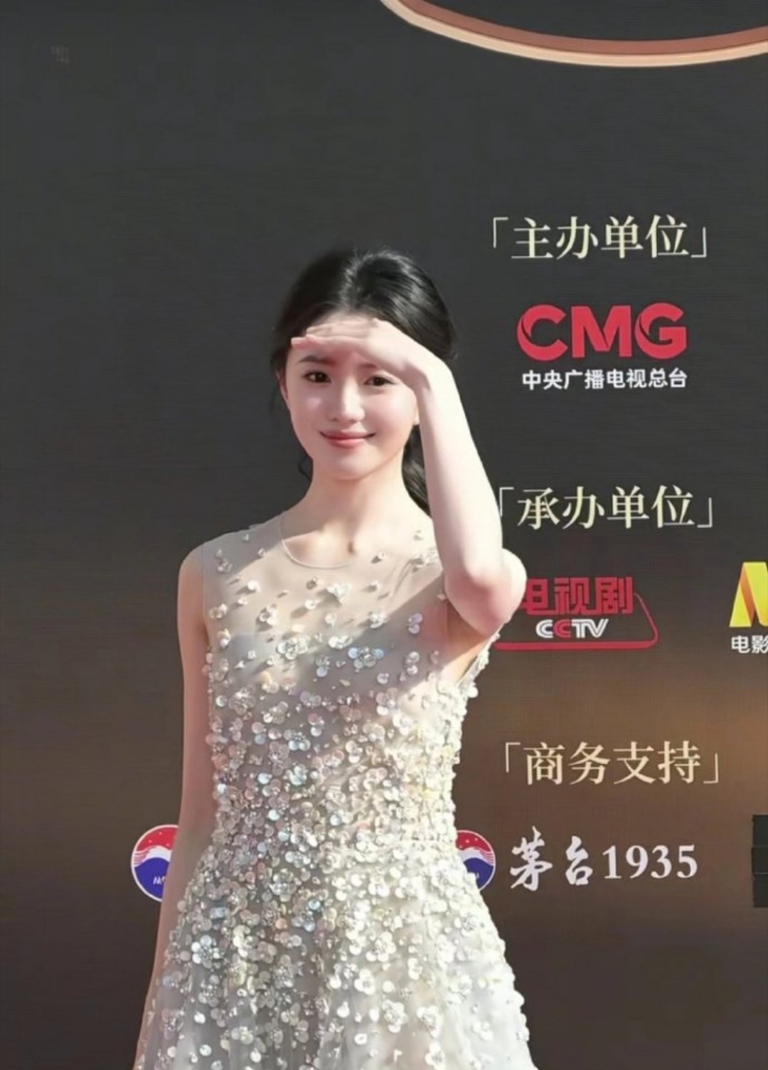 极致简约的红毯审美！刘浩存抛开浓妆与贵重首饰，仅凭干净柔和的气质轻松出圈。 