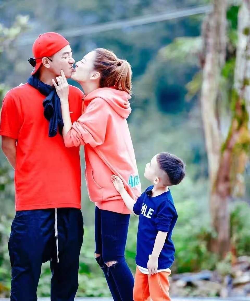 应采儿举牌应援 陈小春感动哭了陈小春官宣二巡 应采儿这站姐当得也太专业了！一巡收