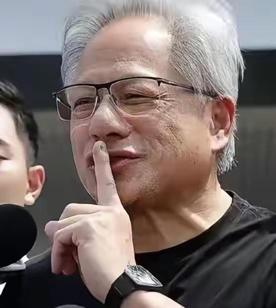 黄仁勋笑起来灿烂又可爱，他应该是很享受工作和生活的人，上帝的宠儿。