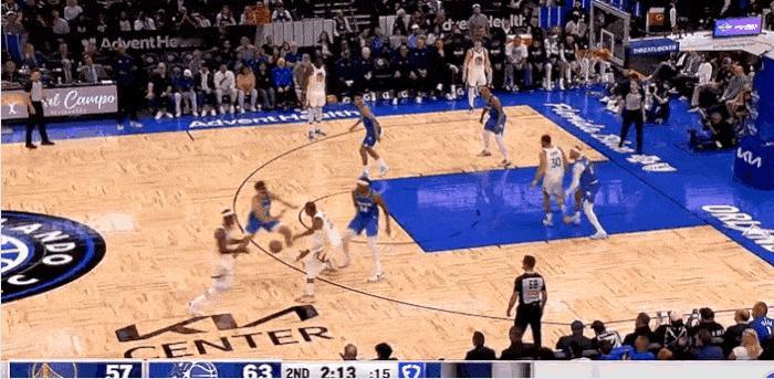 硬扛！库里半场22分率队咬住比分！
在今天NBA常规赛勇士对阵魔术的第二节比赛中