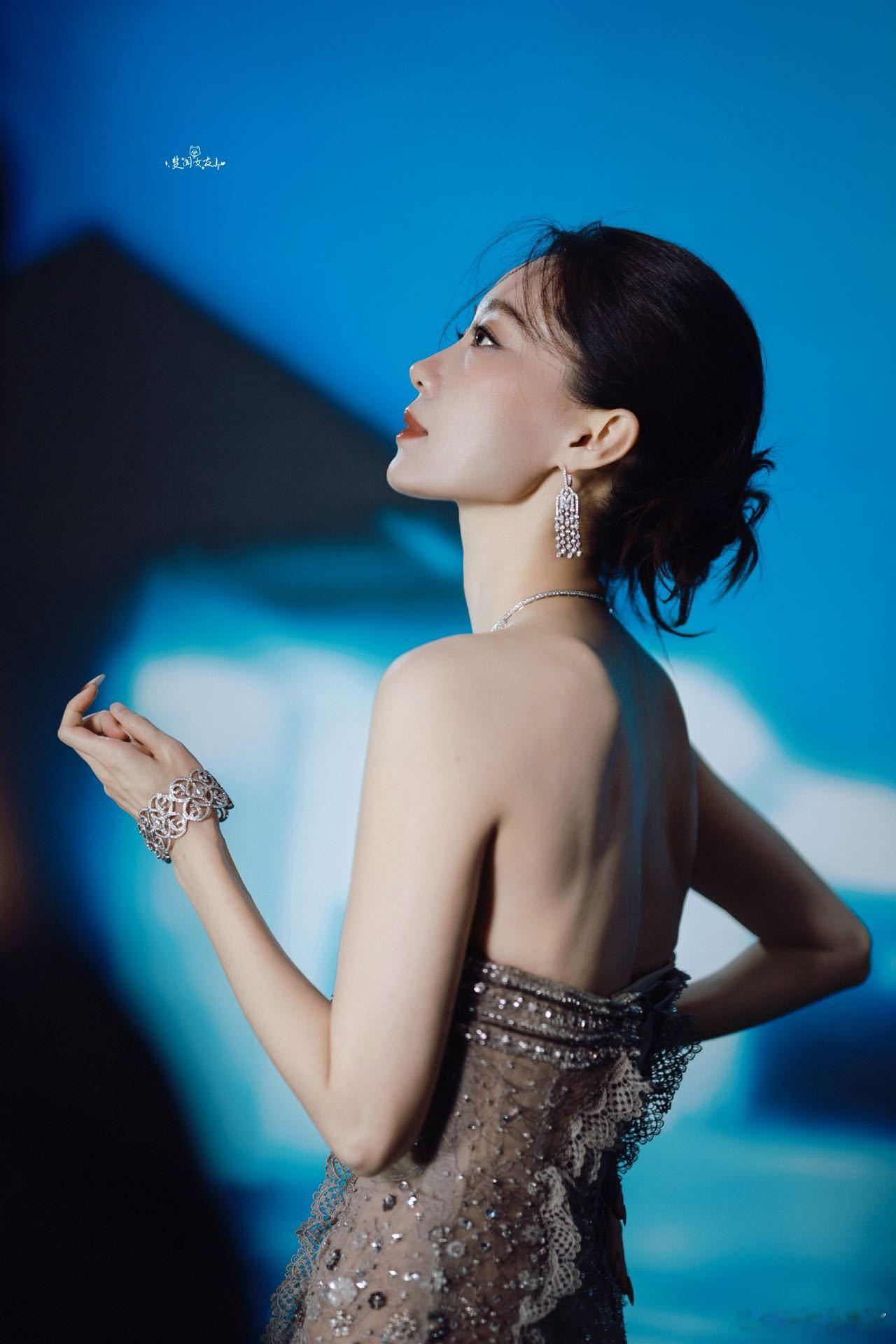 张小斐完全女王降临张小斐VOGUE造型真的太夯了[送花花]内场的礼服斐完全女王降