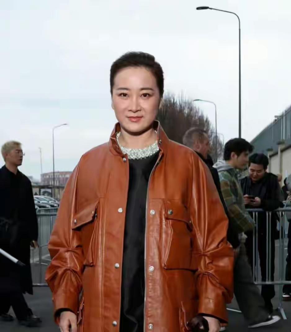 贾玲真的是一点没有复胖，说明她一直在坚持健身，当时拍完《热辣滚烫》后所有的人都说