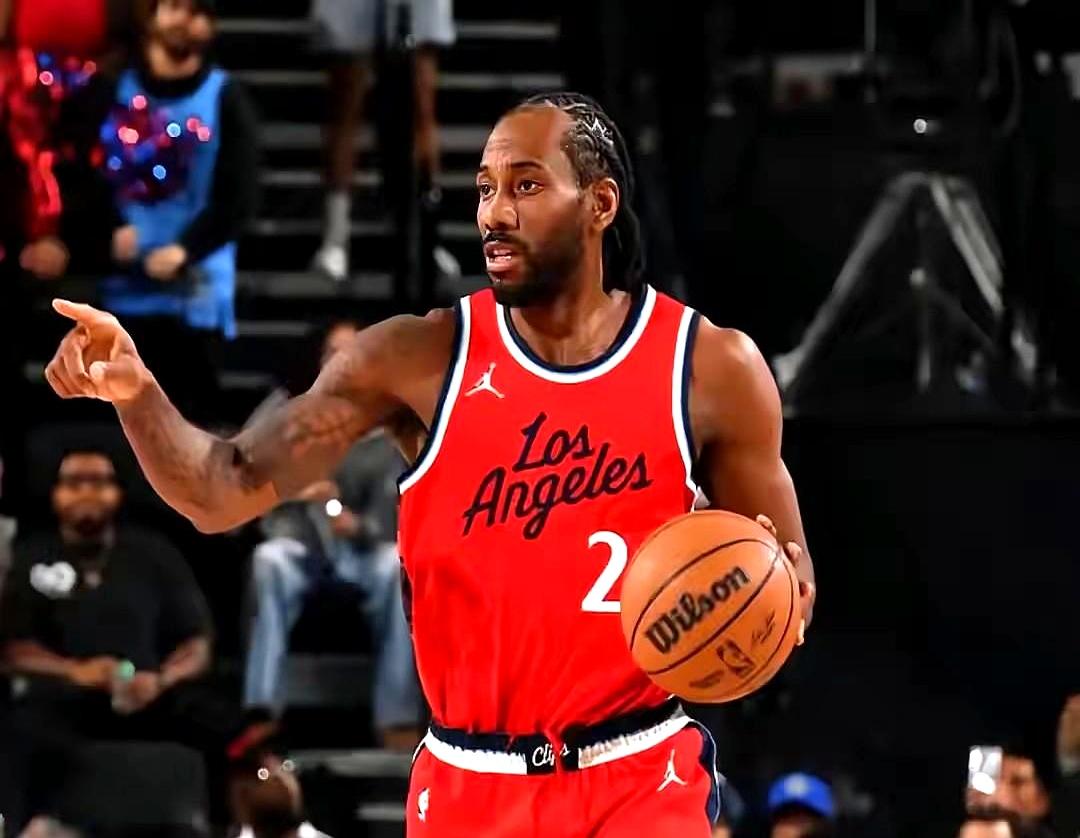 伦纳德，卡子哥。拿过顶薪、拿过总冠军、拿过FMVP。
 

可他现在拿到球就一头