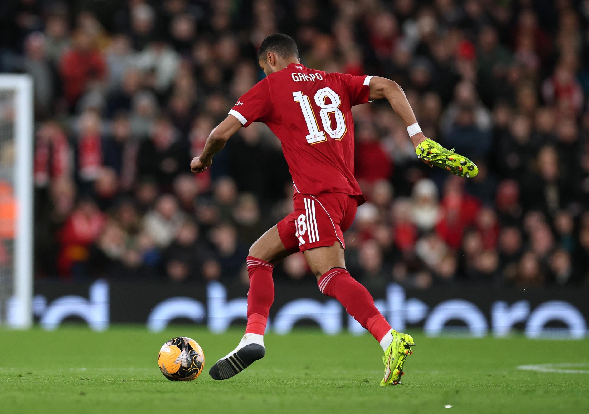 活久见🤣加克波的球鞋掉了正巧赶上球队反击，于是他手拿着鞋带球推进，并且完成一次