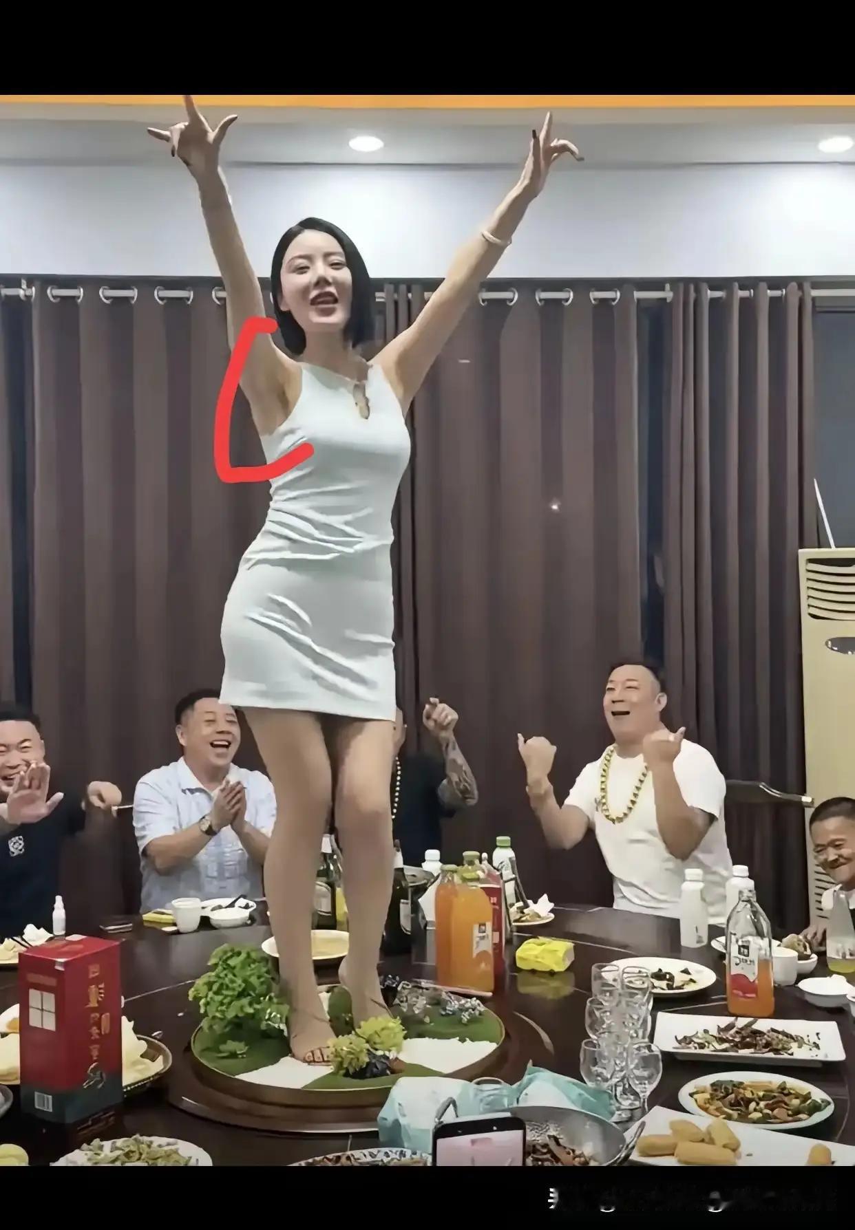 她这算是哪盘菜？

有个女的酒桌上跳舞，这顿饭还能吃吗？

有人说这女的酒桌跳舞