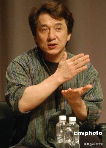 成龙一把年纪还在拍烂片？根本不是为了钱。
 
最近成龙的《捕风追影》票房破12亿