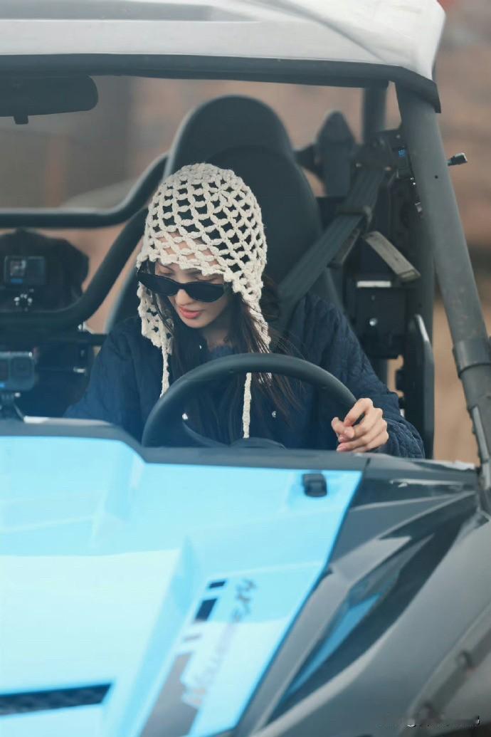 针对网传“监控拍到金晨本人驾车”的消息，工作人员明确予以否认，同时表示该事故的调