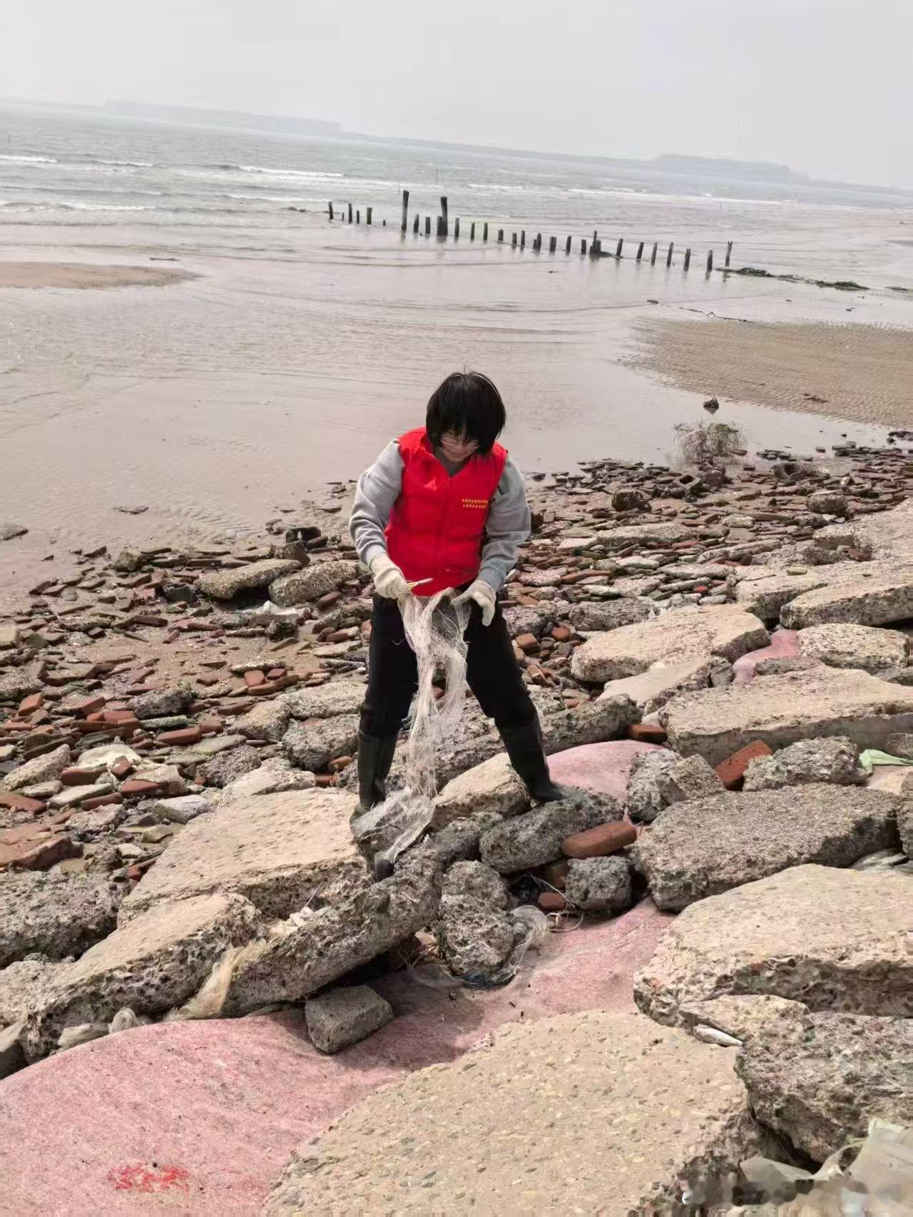 废弃渔网回收 实际行动守护蓝色海岸目前世界各国的渔业捕捞与养殖渔具，绝大多数由塑