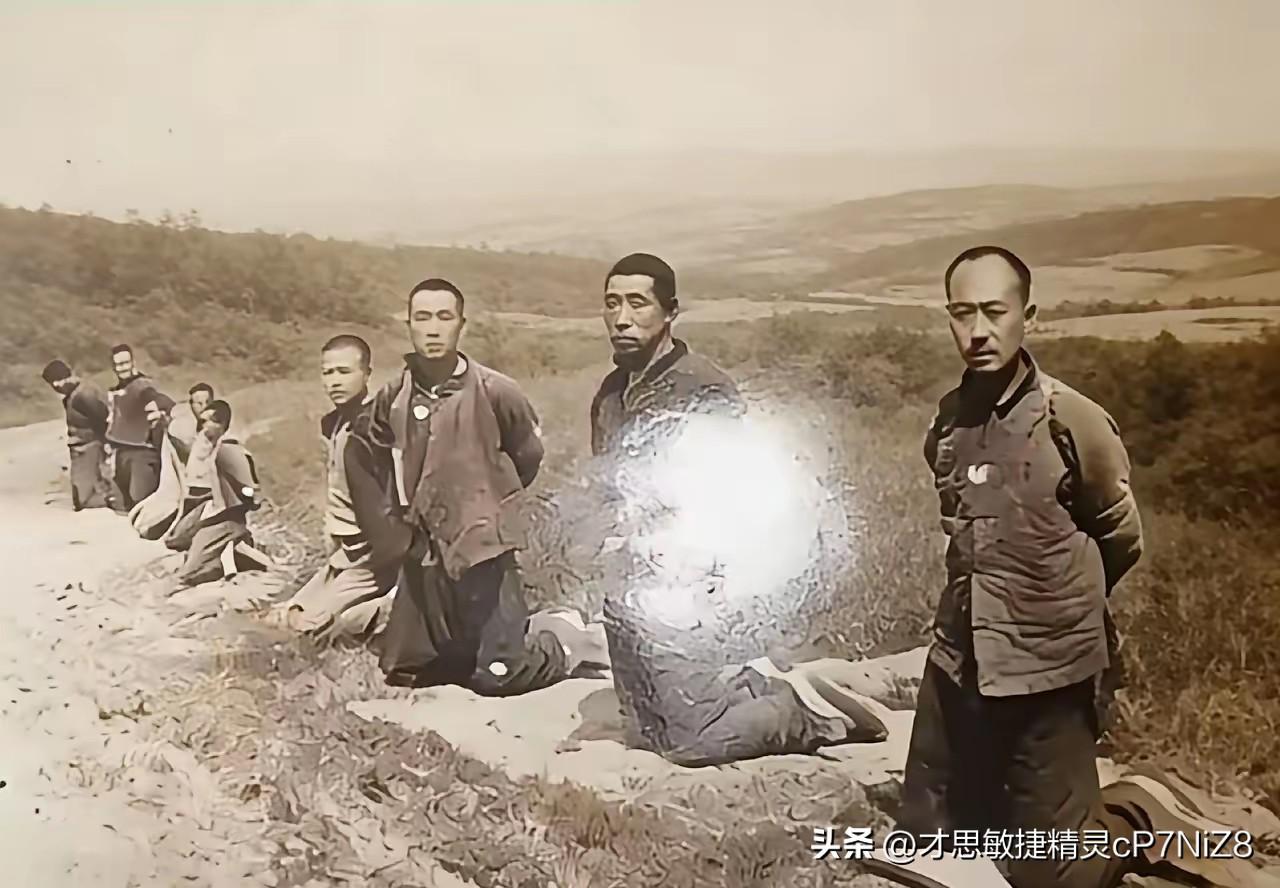 九一八事变后，9位东北抗日志士不幸落入日寇魔掌，临行前万恶的日寇拍下这张照片。