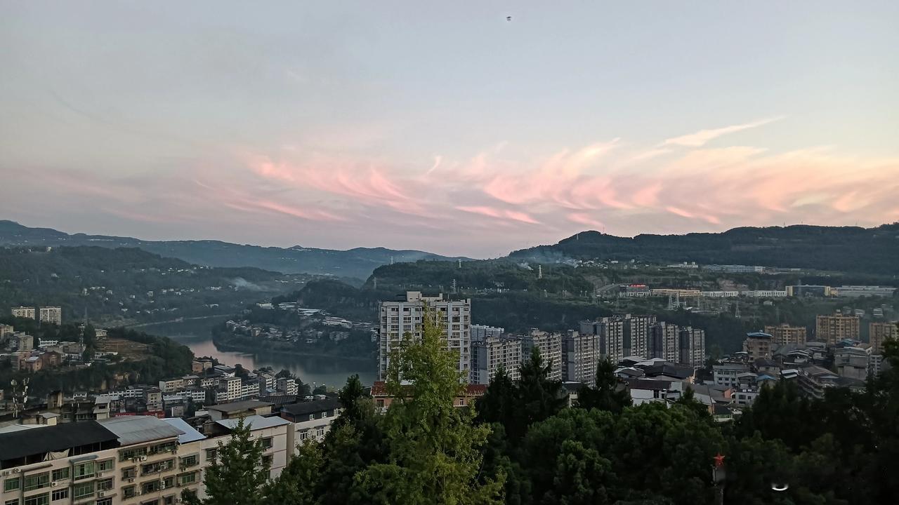 走进中国秦巴山区乡村写实拍摄《大巴山乡忆》，绿水青山雾幽幽，泥龙民俗情浓浓，男俊