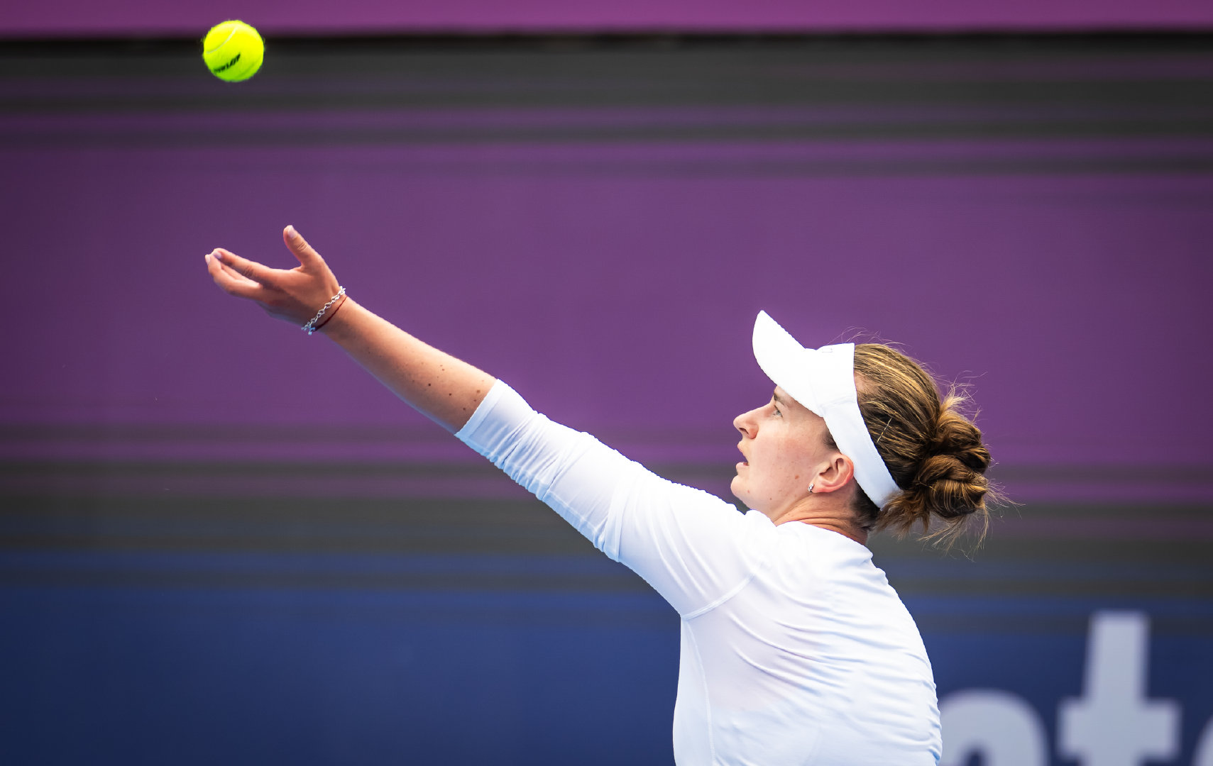 WTA1000迪拜站首轮，前赛会冠军克雷吉茨科娃以6-4 6-4击败帕芙柳琴科娃