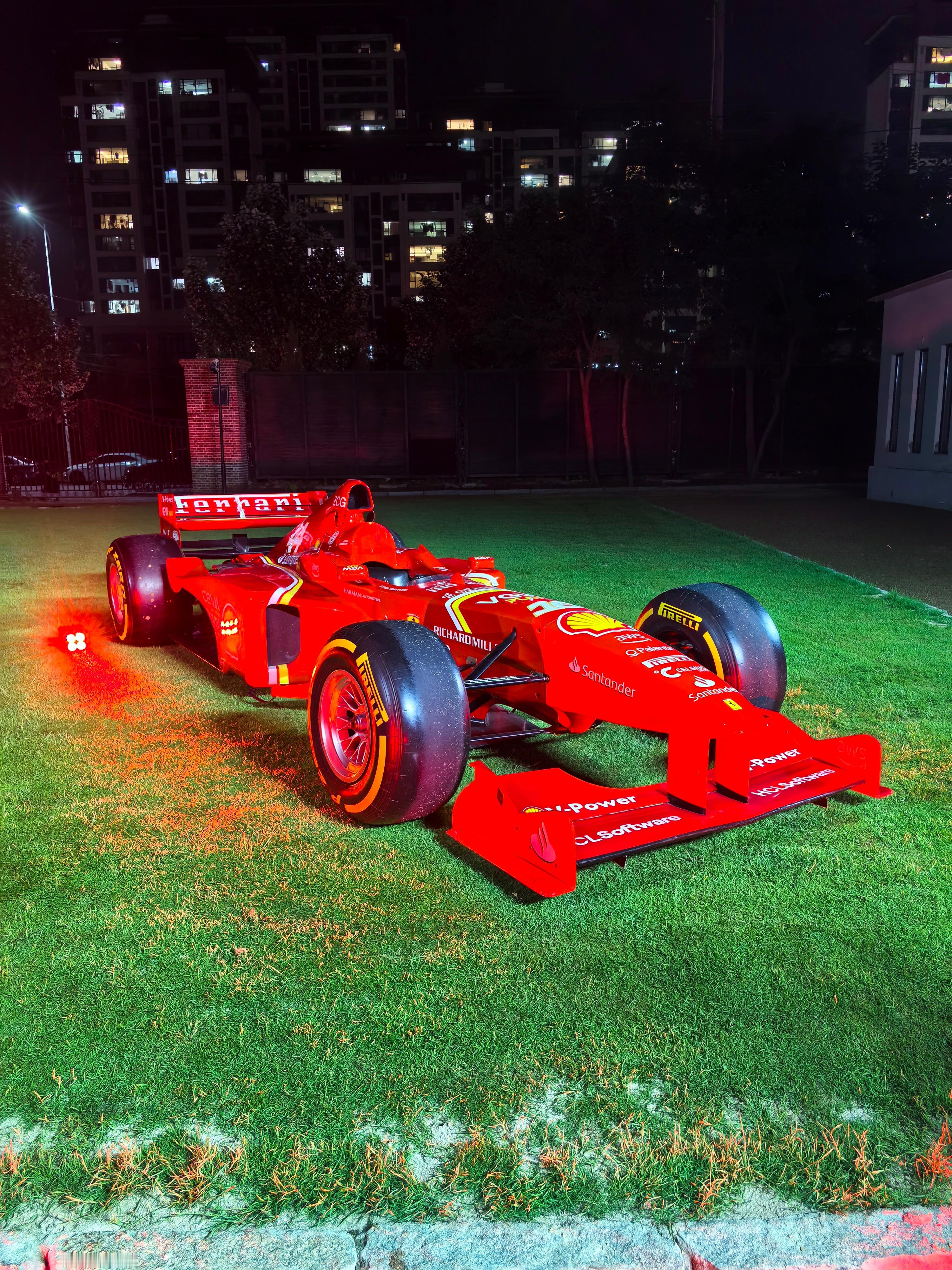 我什么时候才能开上一次F1赛车啊…… ​​​