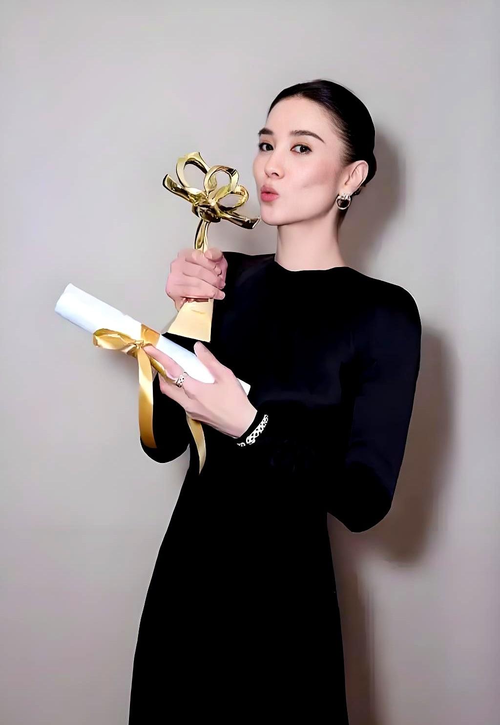 有人说，宋佳凭借《好东西》赢得金鸡影后，是实力的体现；也有人觉得，争议才刚刚开始