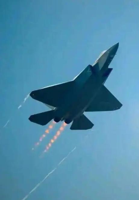 任何一个国家的四代机都可以击落中国的五代机歼20，而美国不但找到了歼20的弱点，