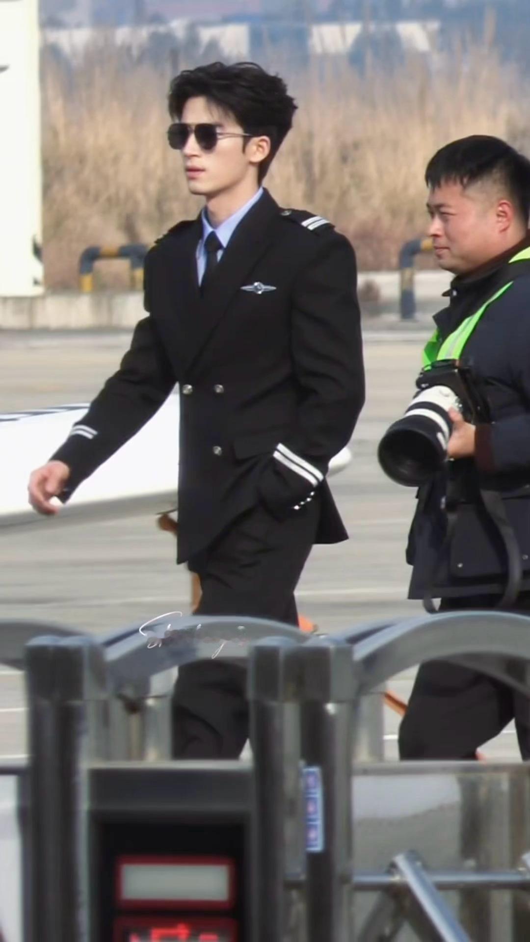 王星越丨所有人！来看机长周京泽！