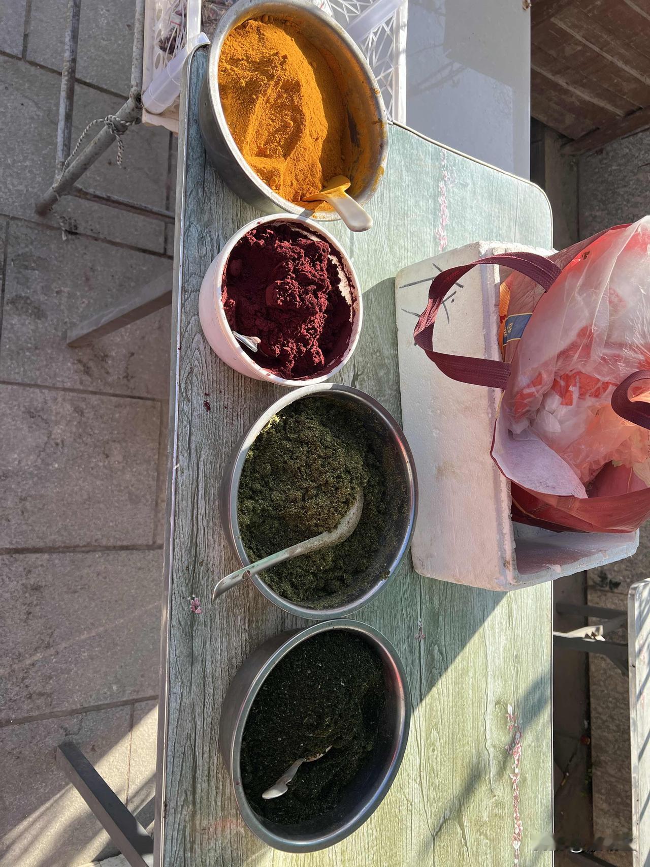 打卡兰州河口古镇，发现有一些老人家自己亲自用老式的工具研磨这些香料。

都是当地
