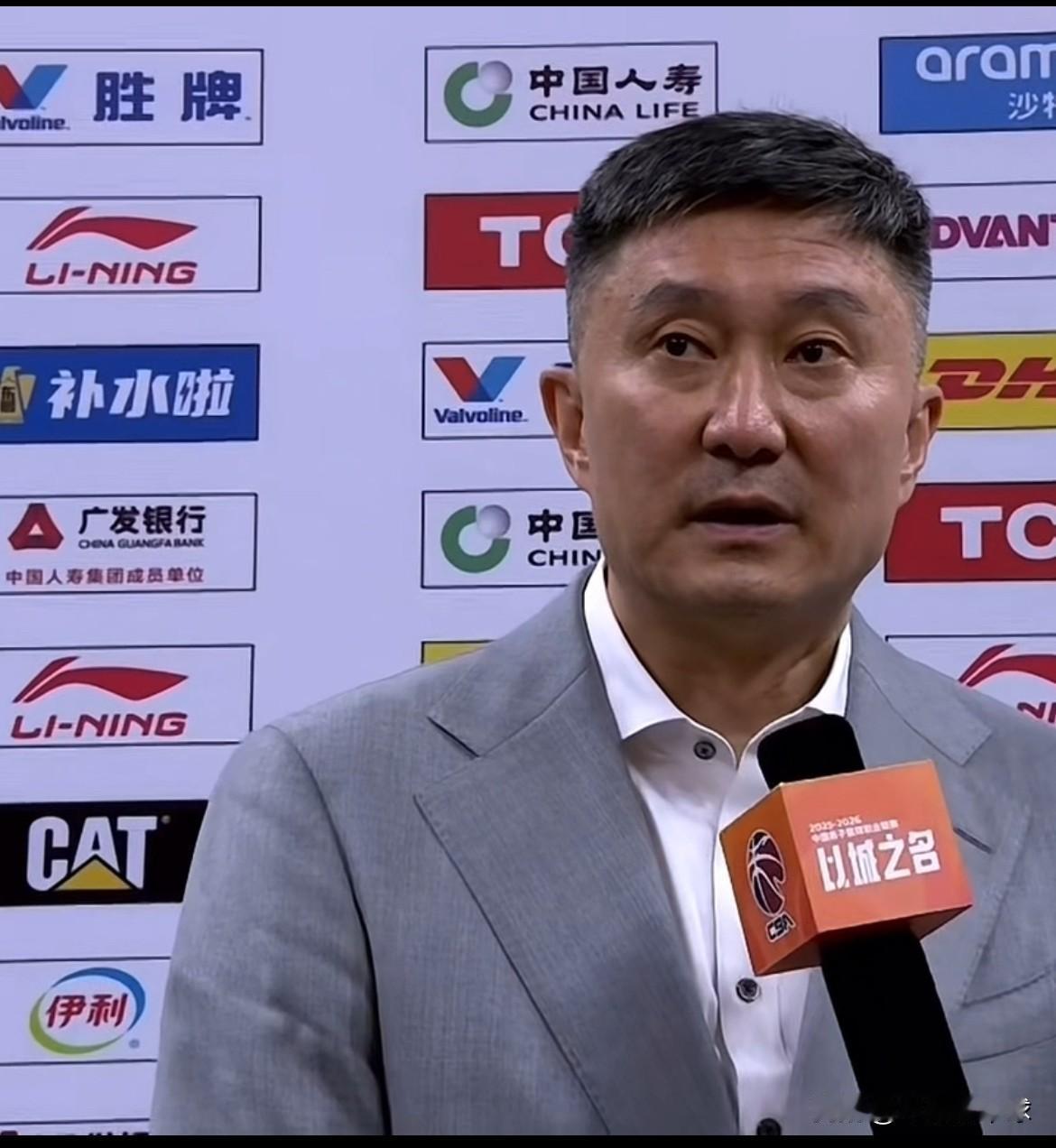 杜锋一改常态率队大胜复仇新疆！
3月17日晚间，广东男篮以111比89大胜新疆男