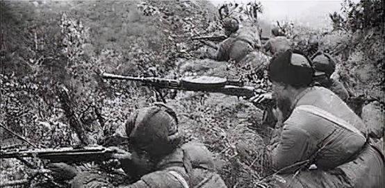 1951年铁原狙击战爆发后，志愿军63军566团团长朱彪得知美军在他们后方空降了