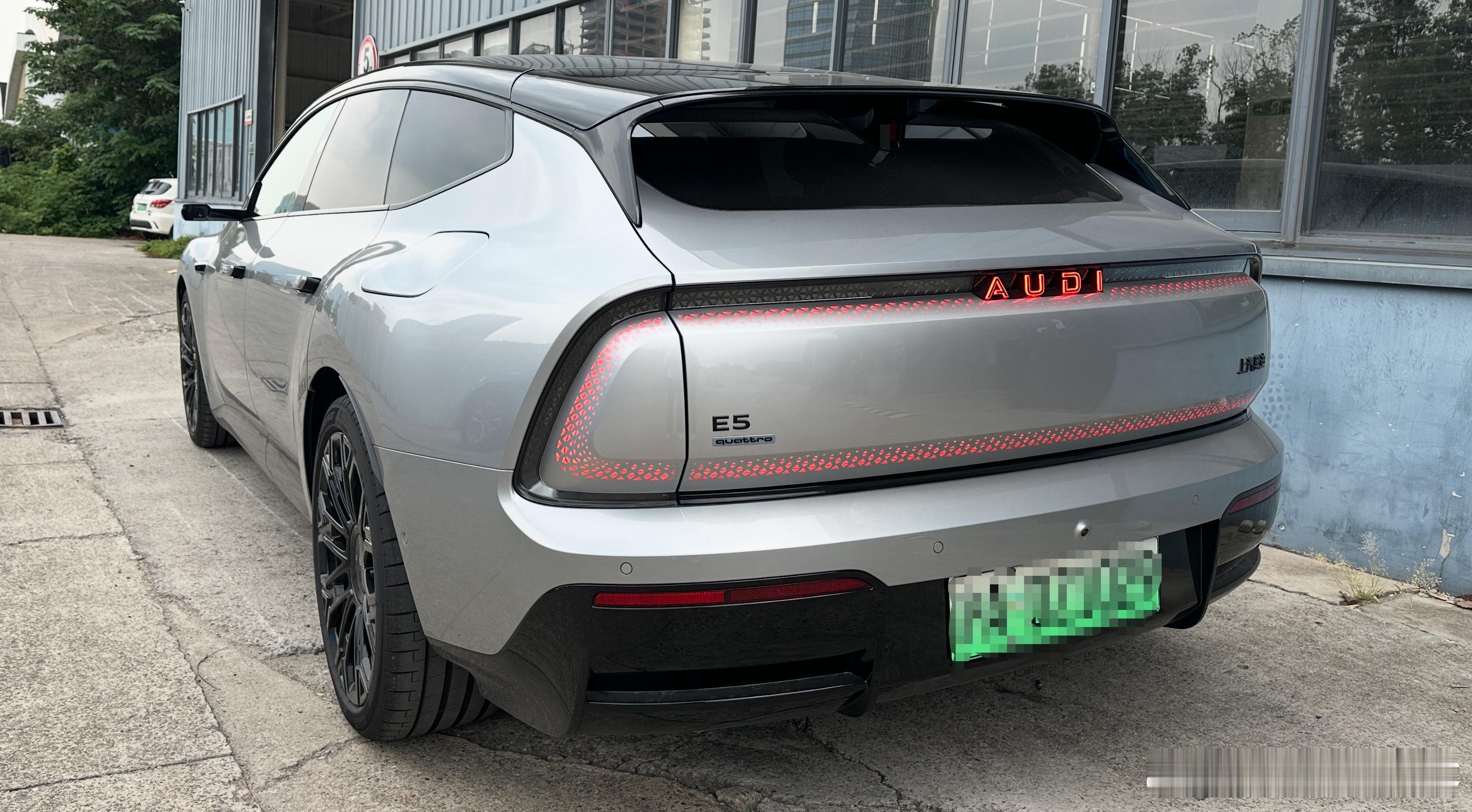 有机会开了开奥迪 E5 Sportback，和大家分享几点感受[污]先说优点：【