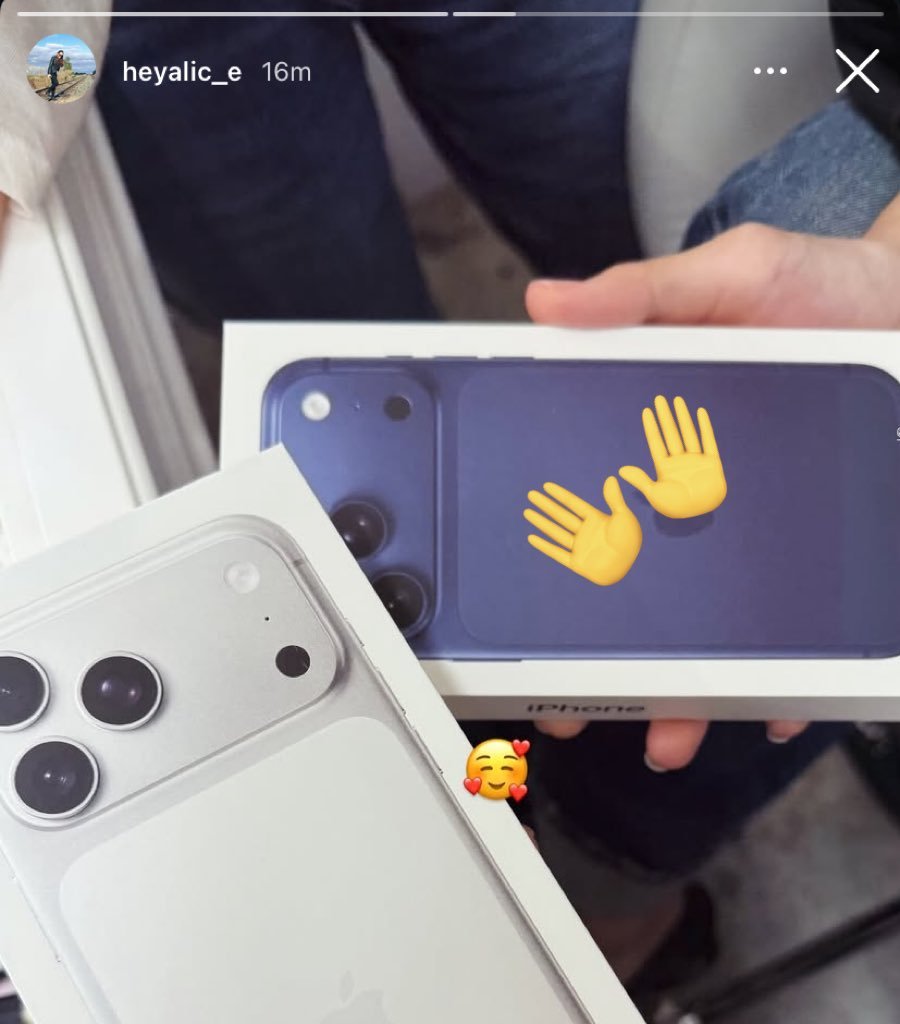 Lisa买的竟然是蓝色的iPhone17ProMax吗（我以为她肯定会买橙色的[