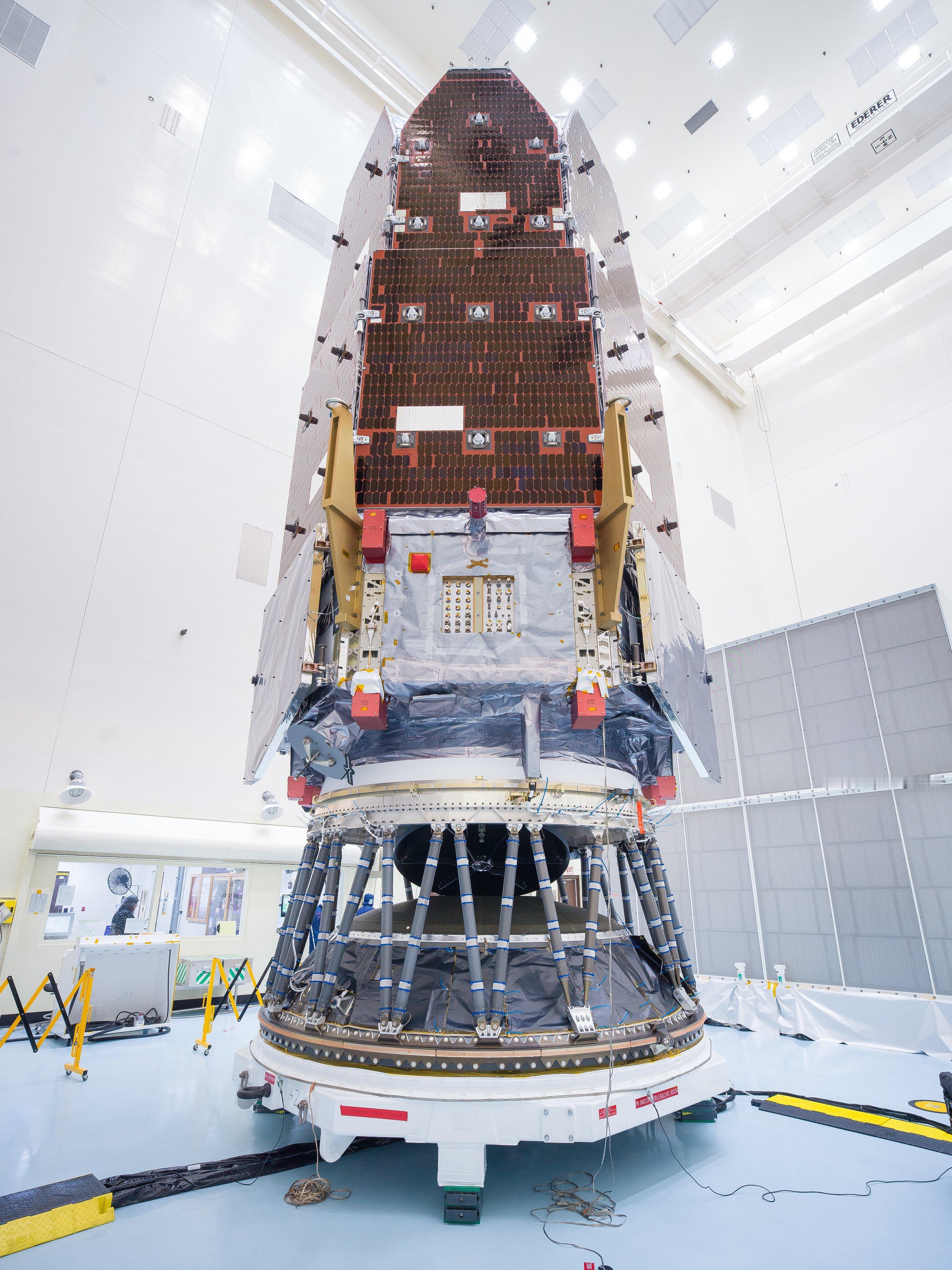 距离探索深空奥秘又近一步🚀🔭肯尼迪航天中心团队已经开始将NASA罗曼空间望远