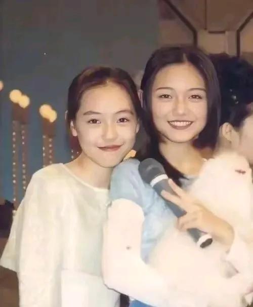 这姐妹俩的艺名之中都带个“S”，这个S是什么意思？有人说，这是大嫂和二嫂的意思。