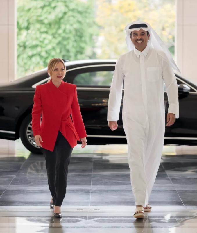 中东乱成一锅粥，意大利总理急赴卡塔尔“救火”！这身红衣太有戏。

意大利总理梅洛