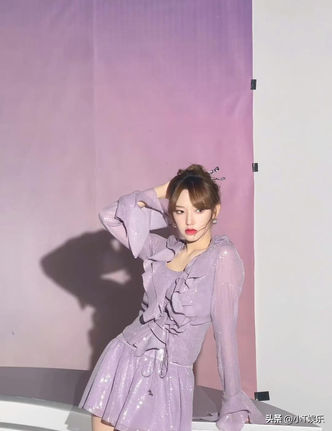 紫色确实韵味十足，程潇这一袭浅紫色短裙，直接把韵味狠狠拿捏！4月24日她参加活动