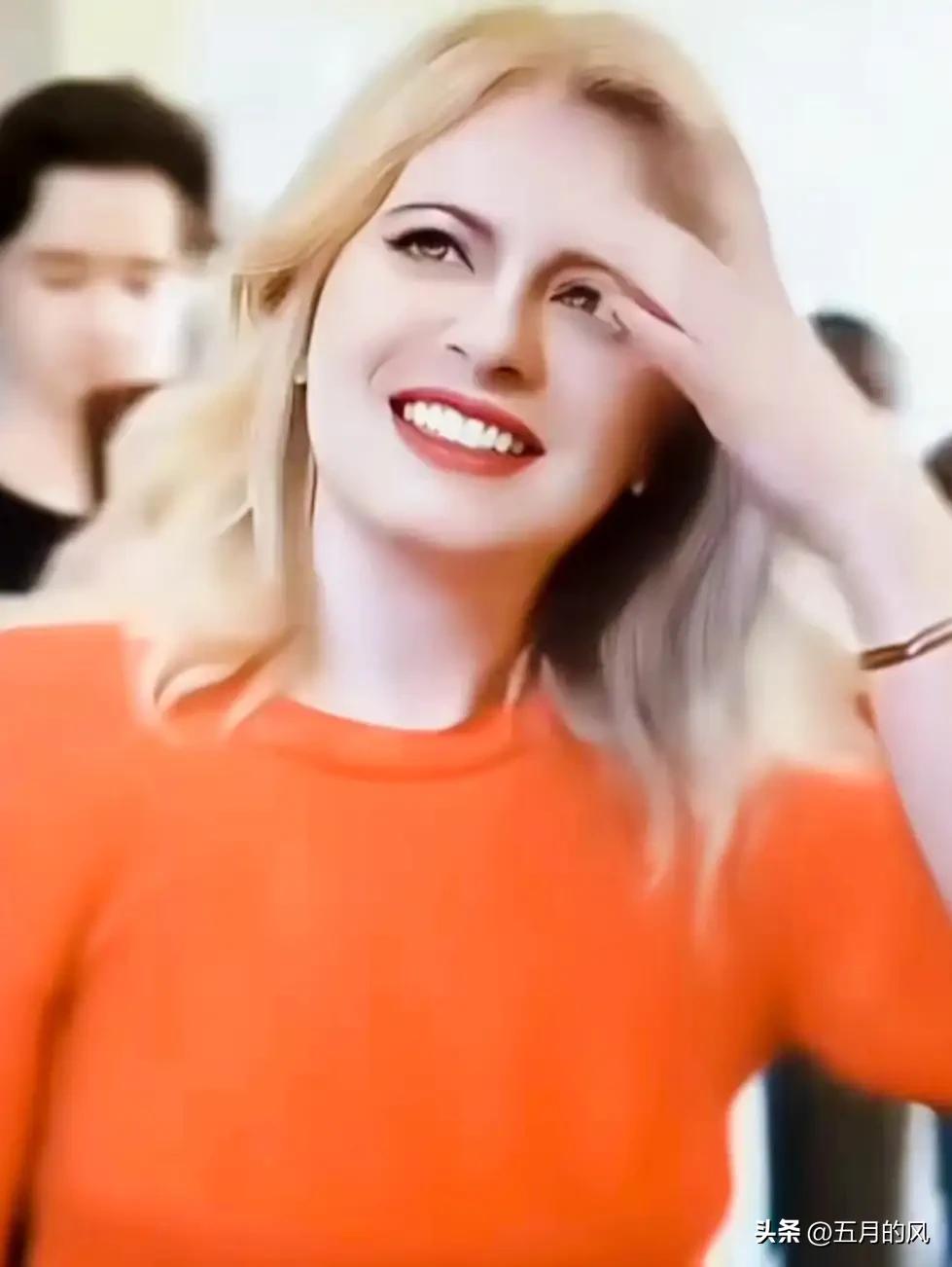 这是斯洛伐克首位美女总统苏珊娜

在世界女性领导人的行列中

她的颜值无疑是一道