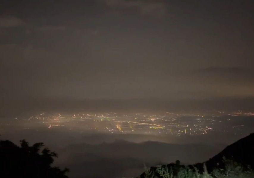 门头沟妙峰山玫瑰梯田观景台可是集日落和夜景于一体的观景台，可以体验享受一个非常美