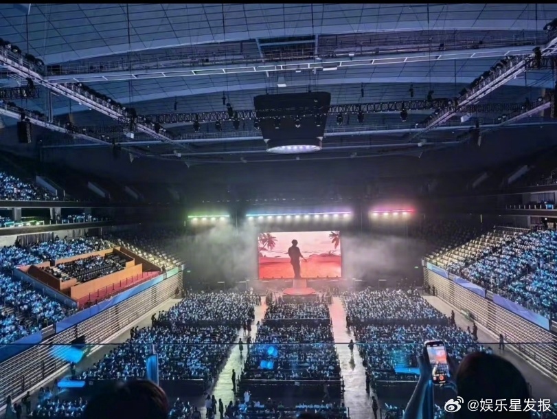 刘雨昕上海万人大合唱 当《风雨同昕》的旋律在夜空下回荡，与雨伞们用歌声编织出最动