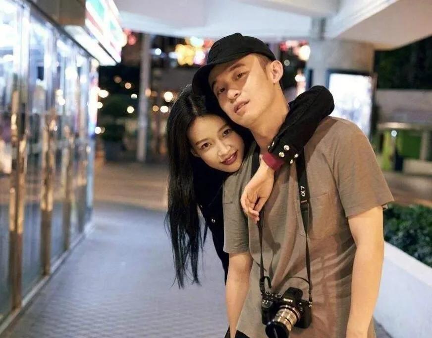 董子健孙怡到这步，婆婆王京花起了很大作用。当时两人结婚时才24岁，是孙怡找记者来