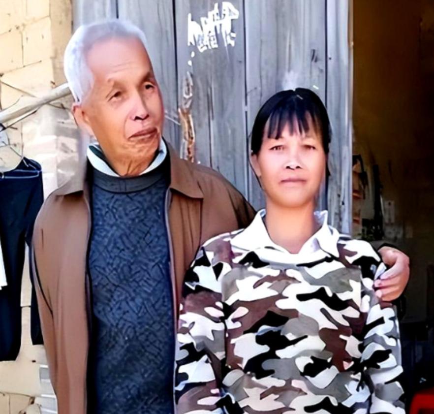 不愧是“广西第一猛男”！1994年，49岁的梁二把19岁的女工友陆某兰带回了村，