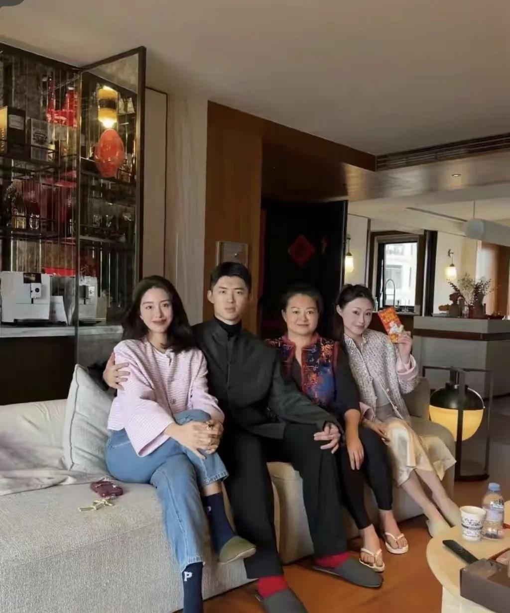 杨采钰丨好的婚姻会让人愈加松弛！
杨采钰大方晒丈夫合照：好的婚姻会让人愈加松弛！