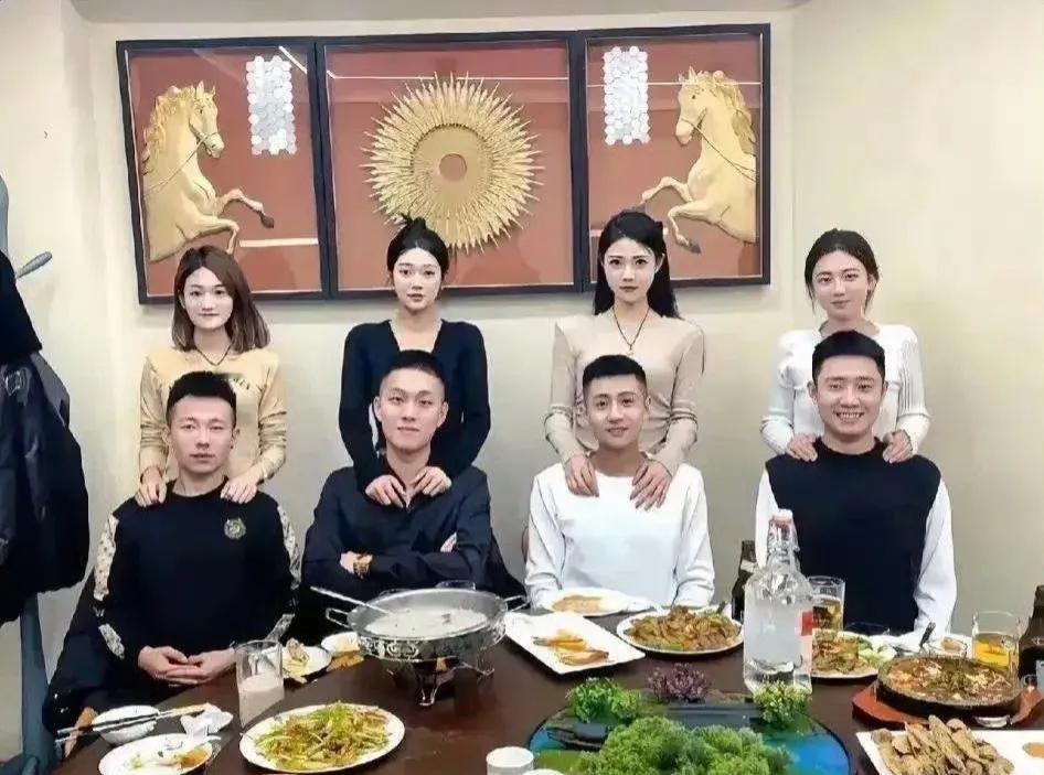 大家来说说这四对夫妻，看他们的状态和表情，哪一对夫妻的感情是最好，最幸福的？