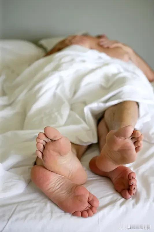 捉个奸还违法谁还敢结婚？

如果捉奸在床都违法，谁还敢结婚？这样的法律是不是太西