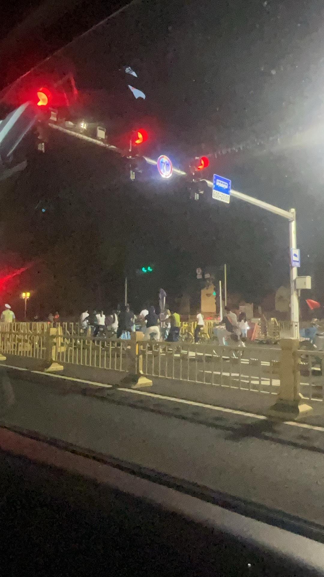 北京这么热，不知道每个暑假都来感受这高温的人民群众图啥？昨晚大半夜一点多还有好多