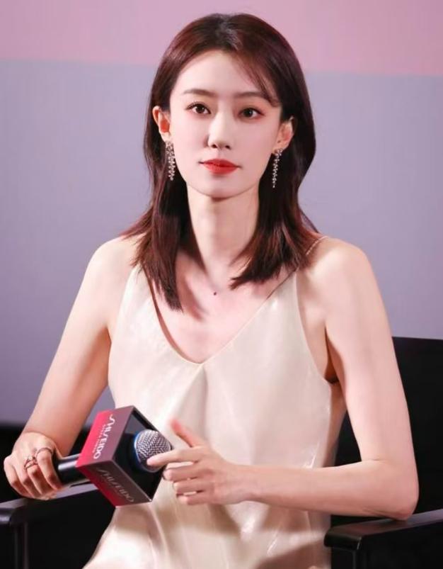 随着《功夫女足》热映，不少业内观众感慨：这一次的张小斐，确实赌对了。
 
网传按