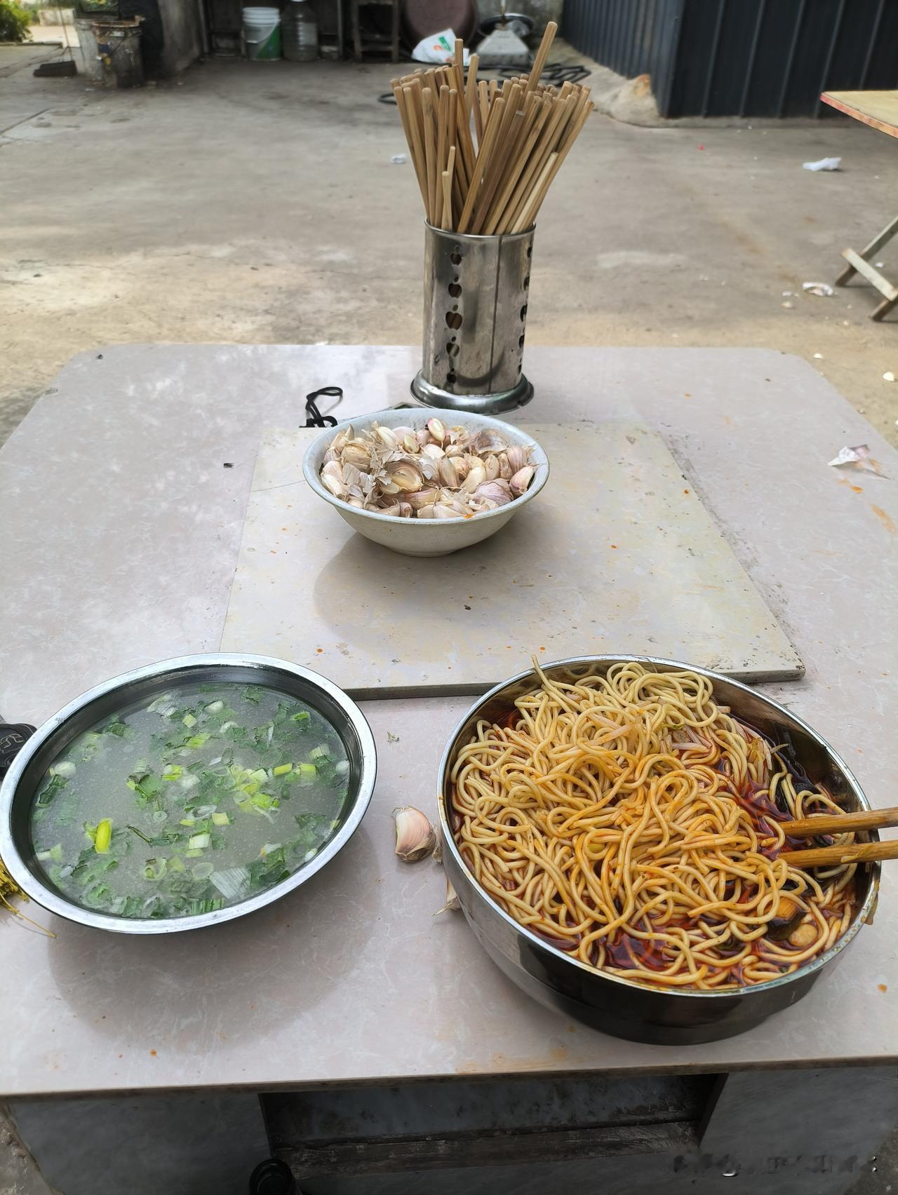 今天早上在一家早餐店吃饭，老板娘一边忙着手里的活计，突然开口问我一句:“人一辈子